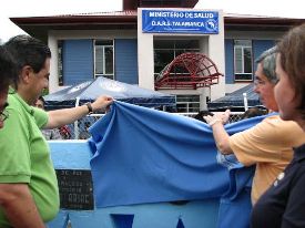 Oscar Arias and Roberto Sancho unveil a plaque for the new water system