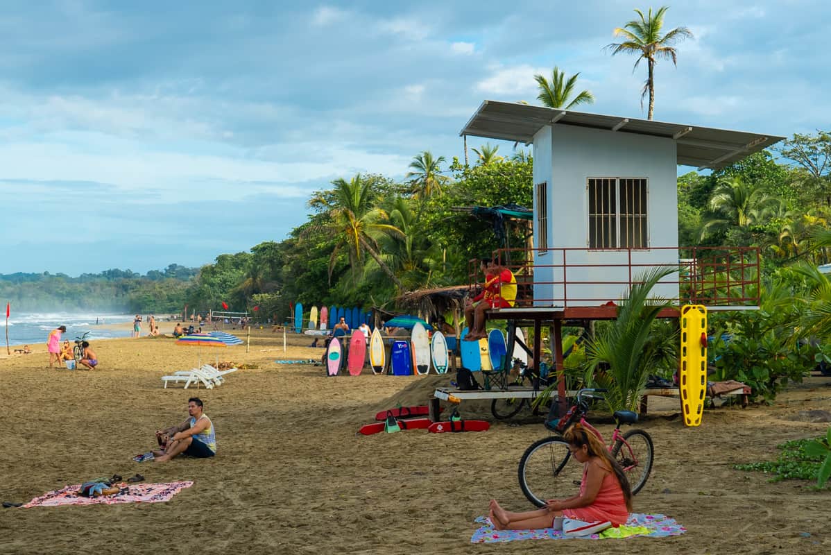 La estación de los socorristas en Playa Cocles